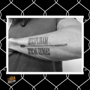 tatuaje_lettering_brazo_logia_barcelona_merche_domot 